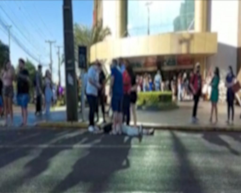 Confusão generalizada é filmada em frente ao Shopping JL