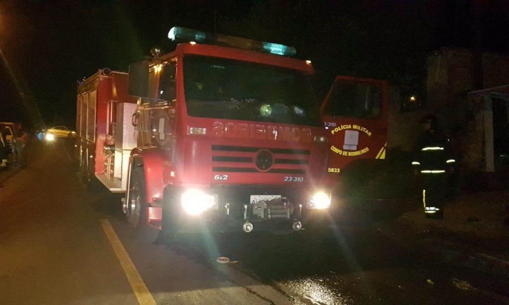 Morador ateia fogo em lixo, mas chamas se espalham e Corpo de Bombeiros é acionado