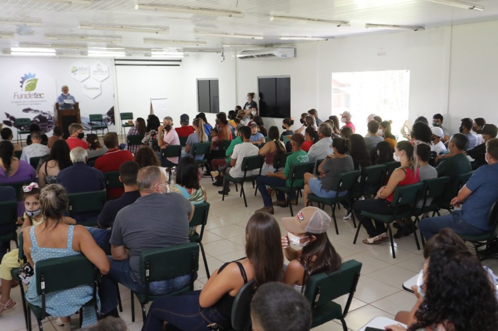 Pais e alunos conhecem estrutura da Escola de Agroinovação