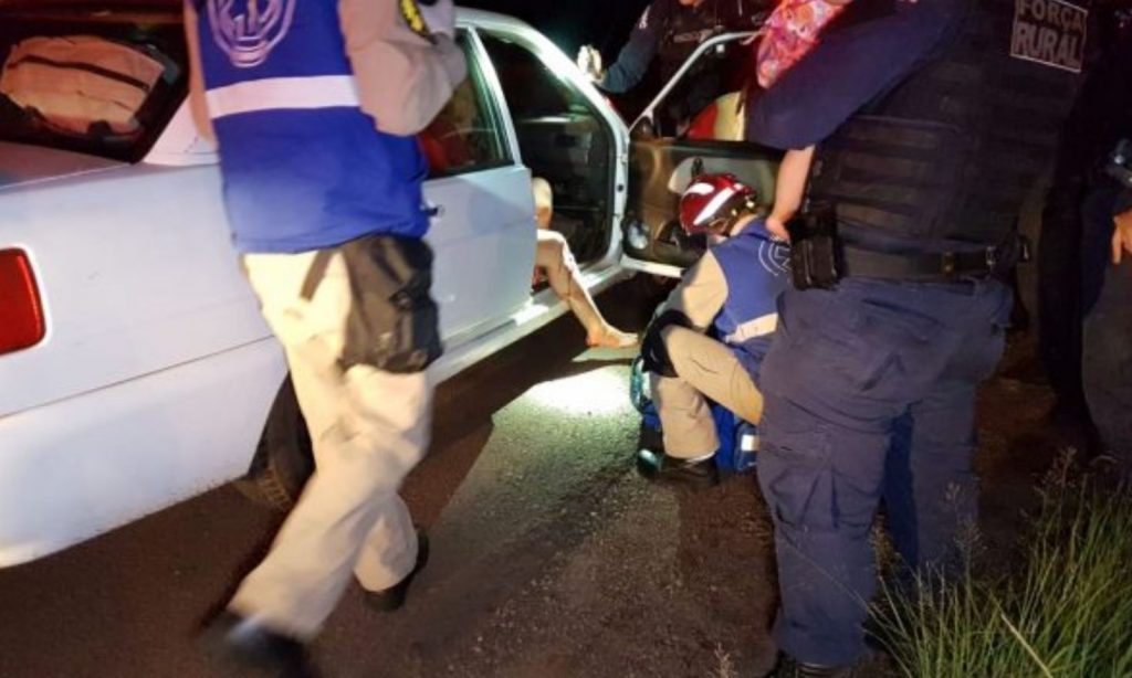 Mulher fica ferida ao ser atropelada pelo companheiro na BR-467; homem foi detido pela GM
