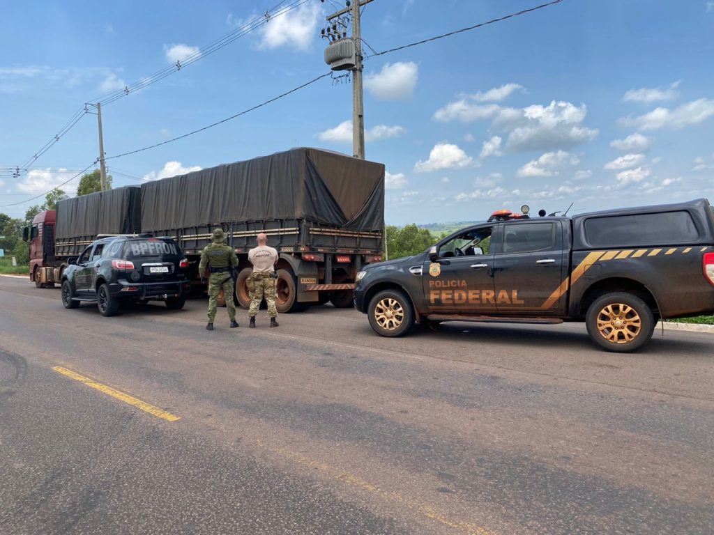 Ação integrada entre PF, PMPR e PCPR apreende carreta bitrem carregada com cigarros contrabandeados paraguaios