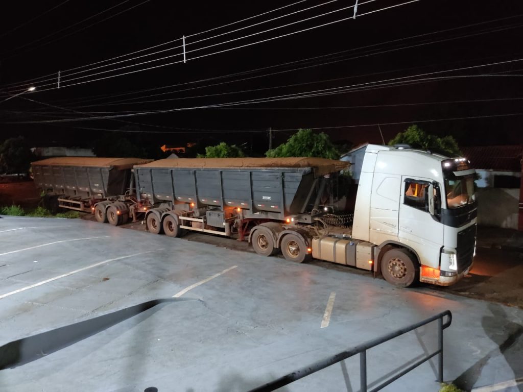 Policiais civis recuperam carreta e carga roubadas em Mundo Novo