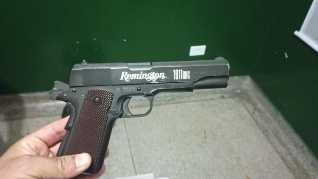 Policiais civis prendem homem que ameaçou motorista com arma de Airsoft em Água Clara
