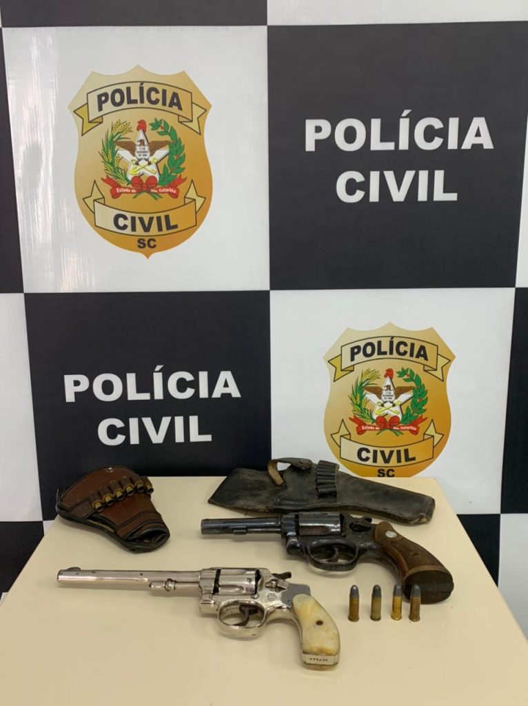 Polícia Civil cumpre mandados e apreende armas em investigação de crimes contra o agronegócio em Faxinal dos Guedes