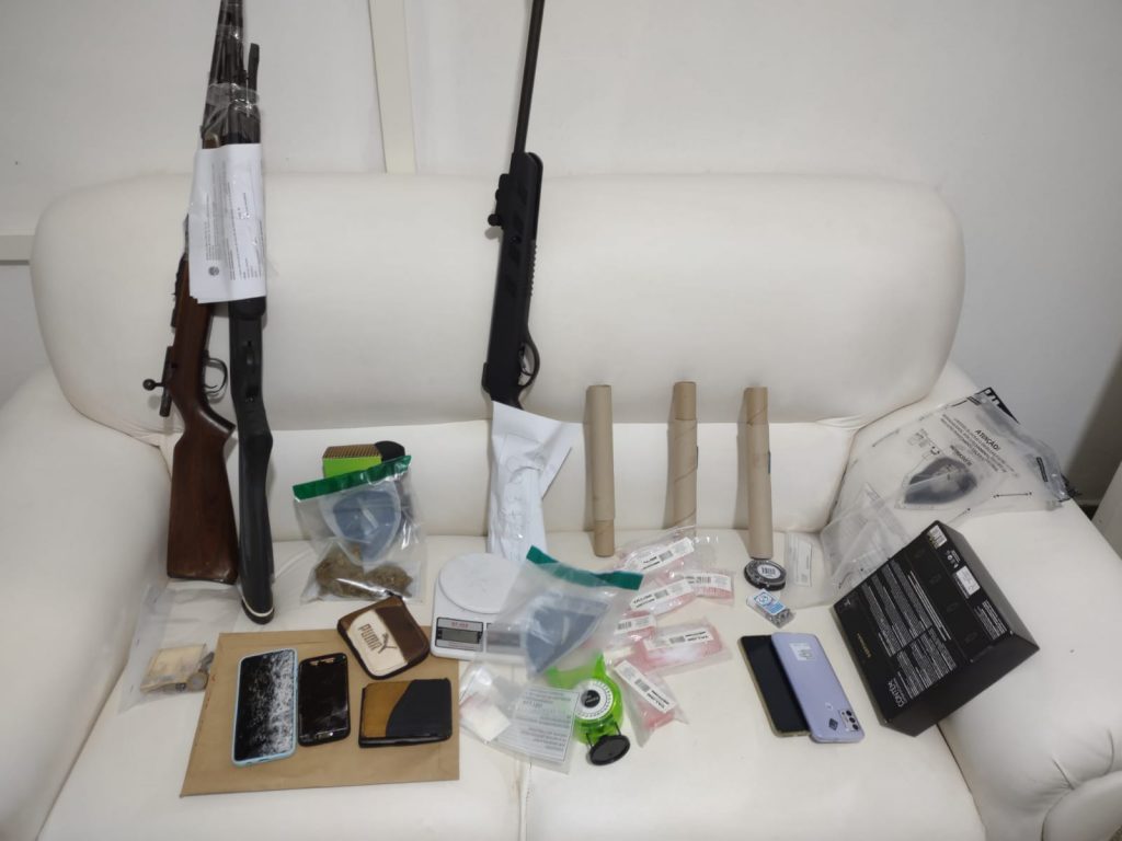 Com apoio da Polícia Militar, Polícia Civil realiza operação contra o tráfico de drogas em Rochedo e Corguinho