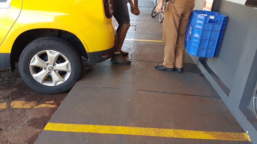 Rapaz se alimenta em mercado e diz que não ia pagar os produtos; PM é acionada e ele é detido