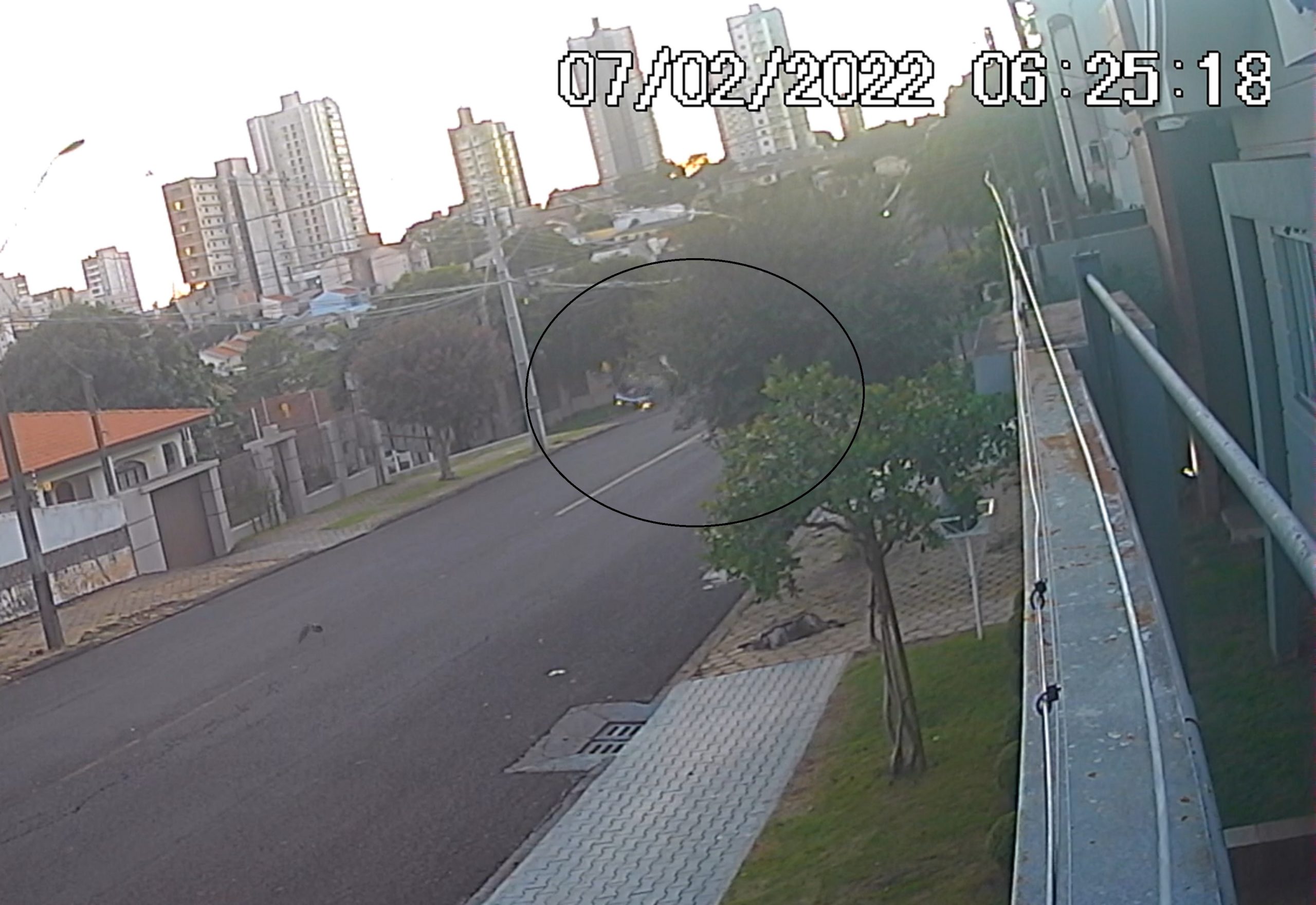 Vídeo mostra carro capotando após colisão na Rua Fortaleza