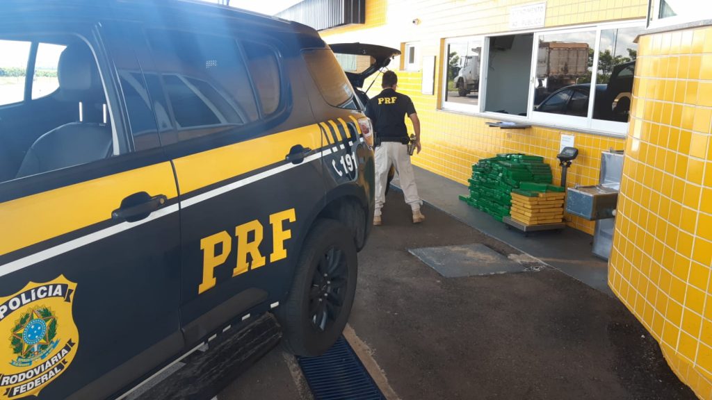 PRF prende homem com a CNH suspensa transportando 250 quilos de maconha em Alto Paraná (PR) PRF prende homem com a CNH suspensa transportando 250 quilos de maconha em Alto Paraná (PR)