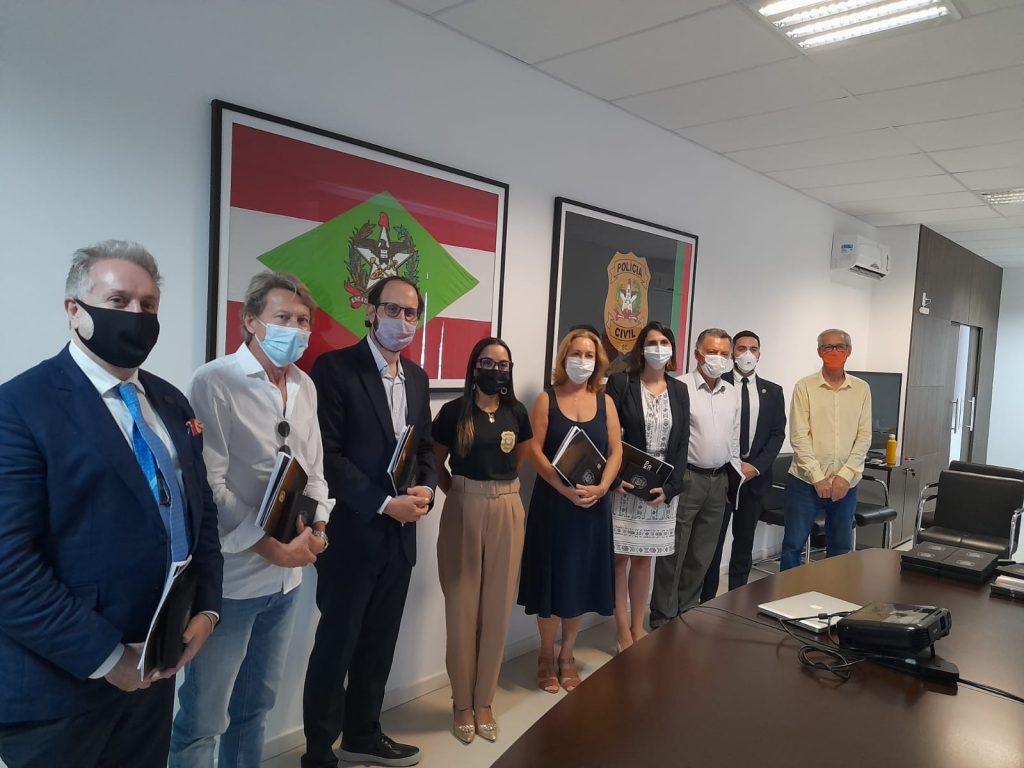 Polícia Civil reúne cônsules de diversos países para aprimorar o atendimento ao estrangeiro no Estado