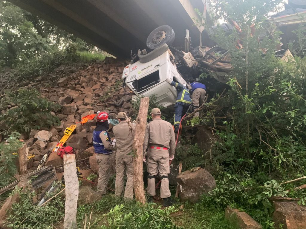 Caminhão cai da ponte na BR-158 e PRF confirma óbito