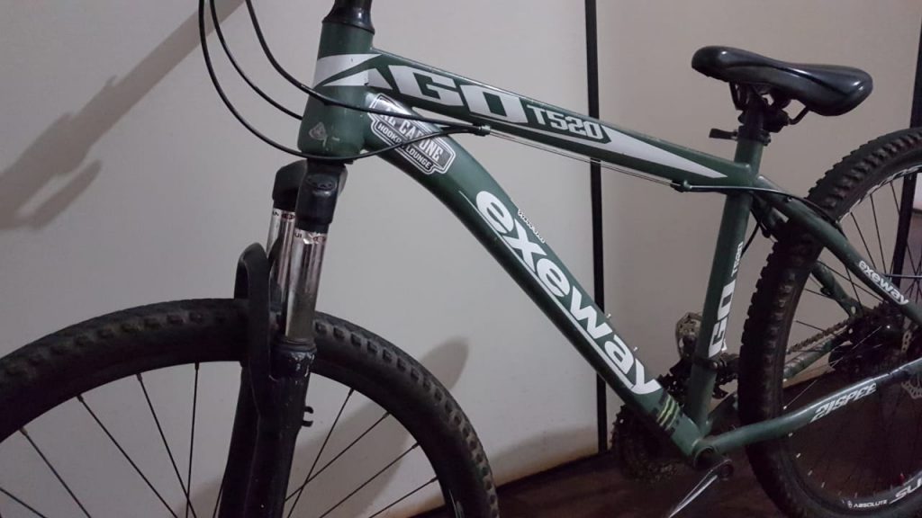 Homem deixa bicicleta para trás ao fugir de abordagem no Centro