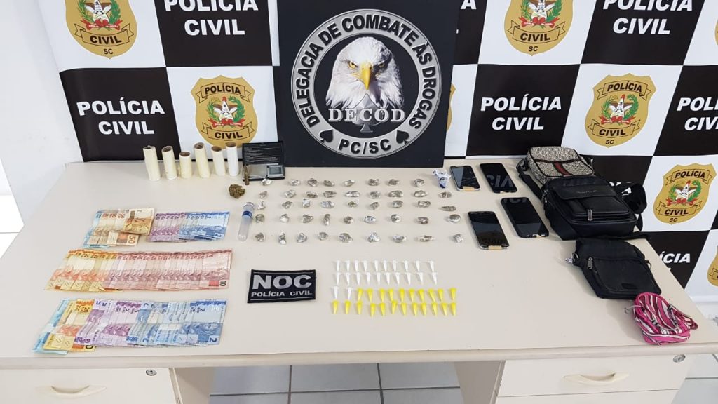 Polícia Civil efetua prisões em flagrante e apreende drogas em imóvel em Florianópolis