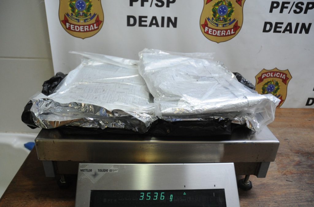 PF prende passageira com mais de 3 kg de droga oculta em fundos falsos de uma mala