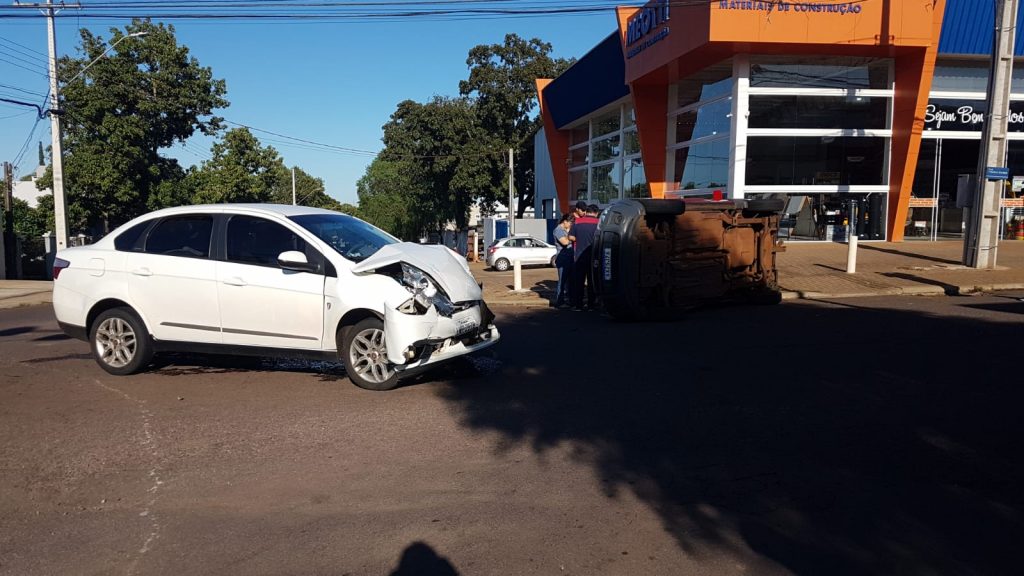 Após colisão, veículo capota no Bairro Coqueiral, em Cascavel