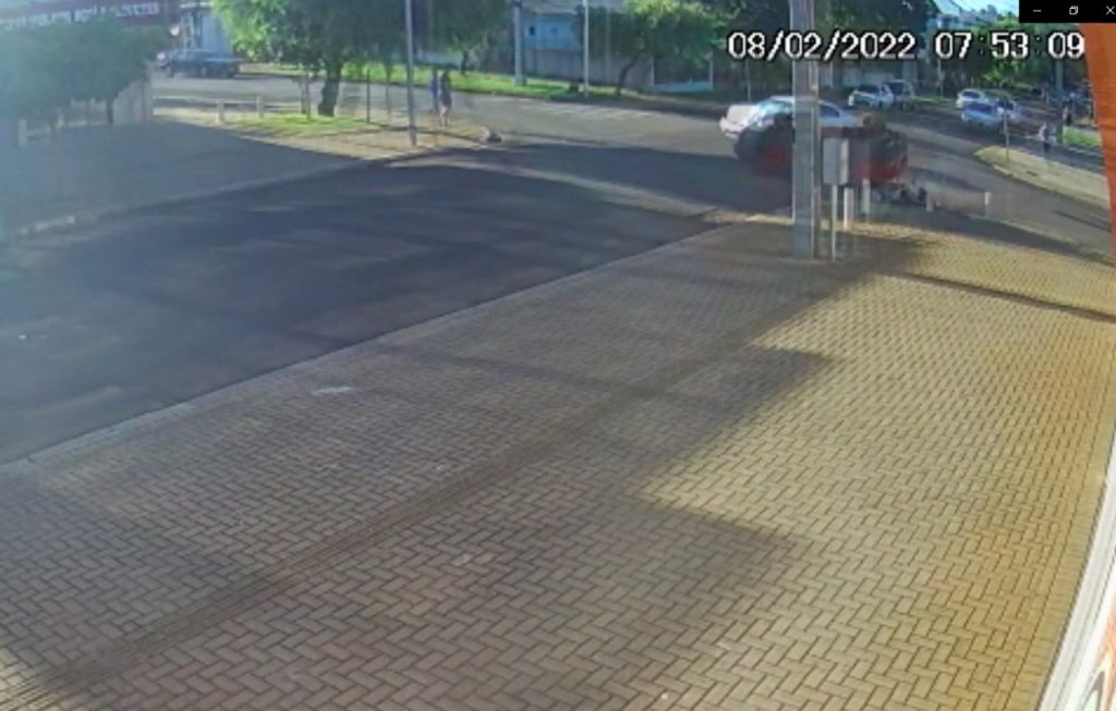 Câmera flagra capotamento registrado no Bairro Coqueiral, em Cascavel
