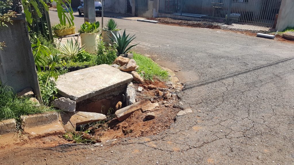 Moradores reclamam de cratera que se formou perto de bueiro no Periolo
