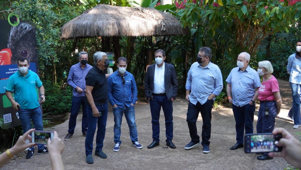 Prefeito destaca recuperação de turismo de Foz ao presidente do BRDE