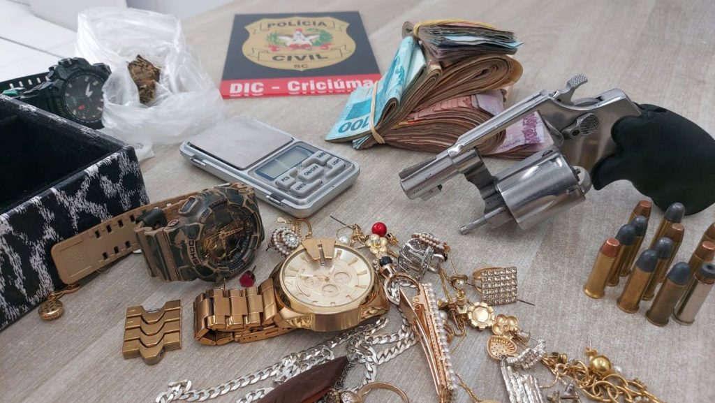 Polícia Civil realiza buscas em três casas para apurar crimes de roubos em Criciúma
