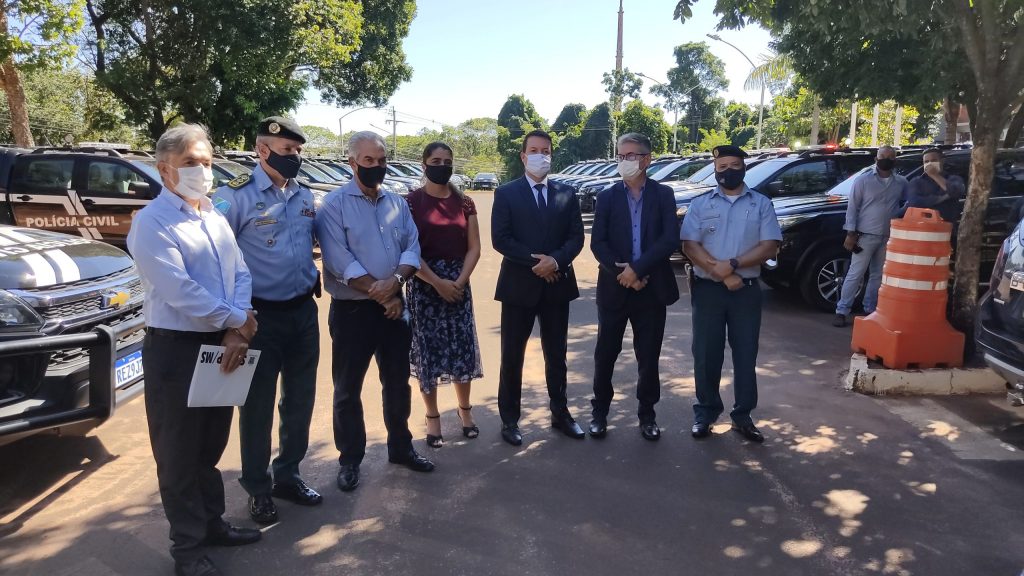 Governador vistoria viaturas durante visita na Delegacia Geral da Polícia Civil