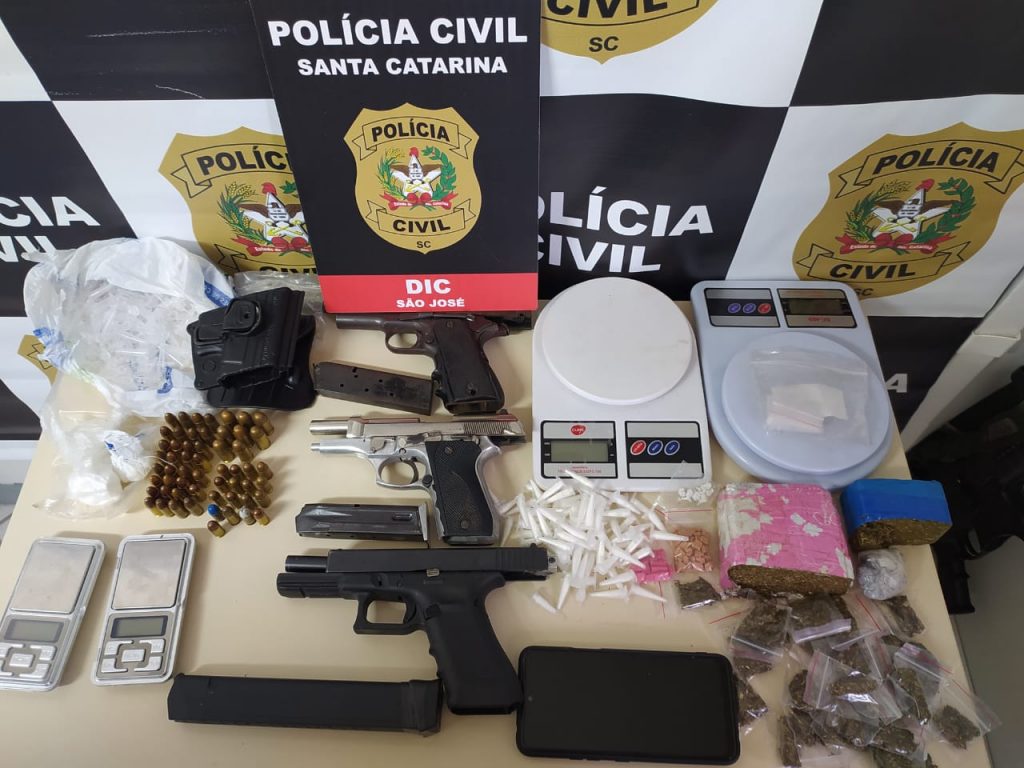 Polícia Civil efetua prisão, apreende armas, munições e drogas em São José