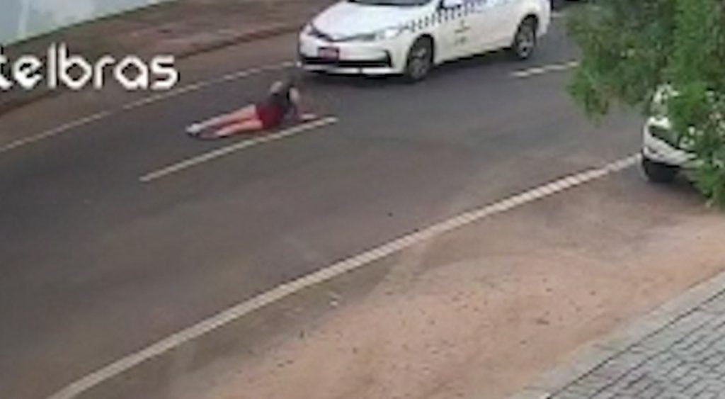 Imagens flagram momento em que mulher é atropelada por táxi na Rua Uruguai