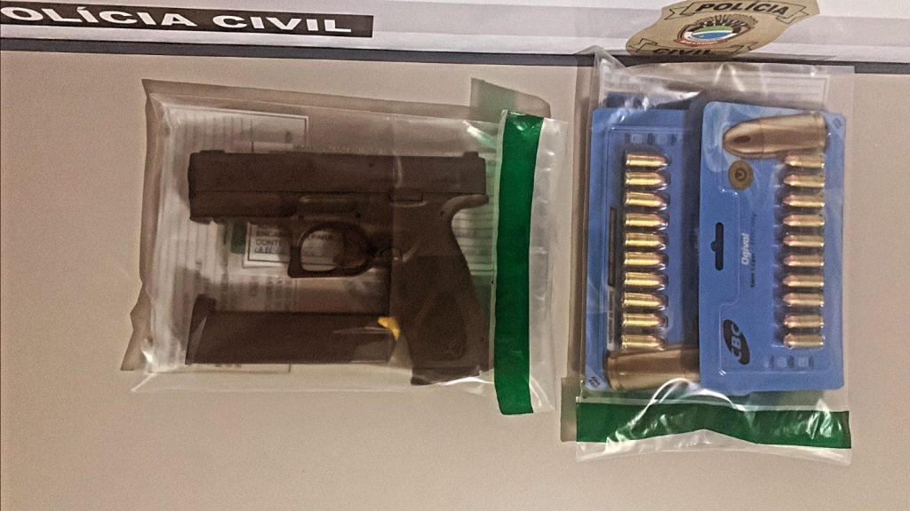 Policiais civis apreendem arma de fogo durante cumprimento de mandado em Batayporã