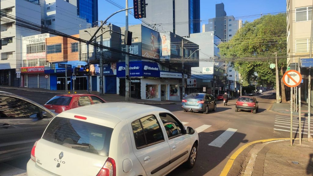 Semáforos do cruzamento da Rua Paraná e Souza Naves estão inoperantes nessa quinta-feira (10)