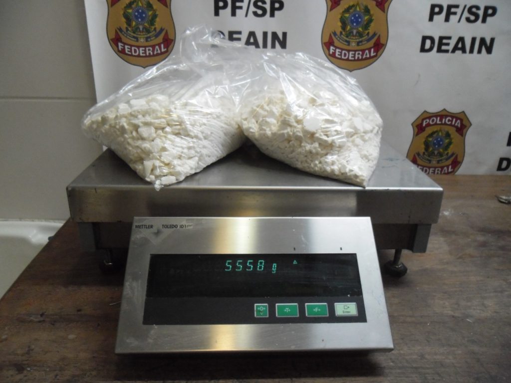PF apreende quase 6 kg de cocaína em fundos falsos de 6 mochilas