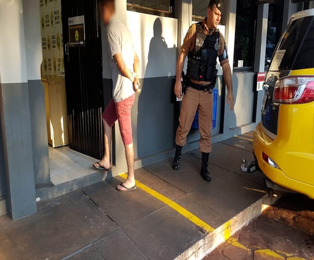 Homem se envolve em colisão, evade-se do local e acaba detido após perseguição da PM