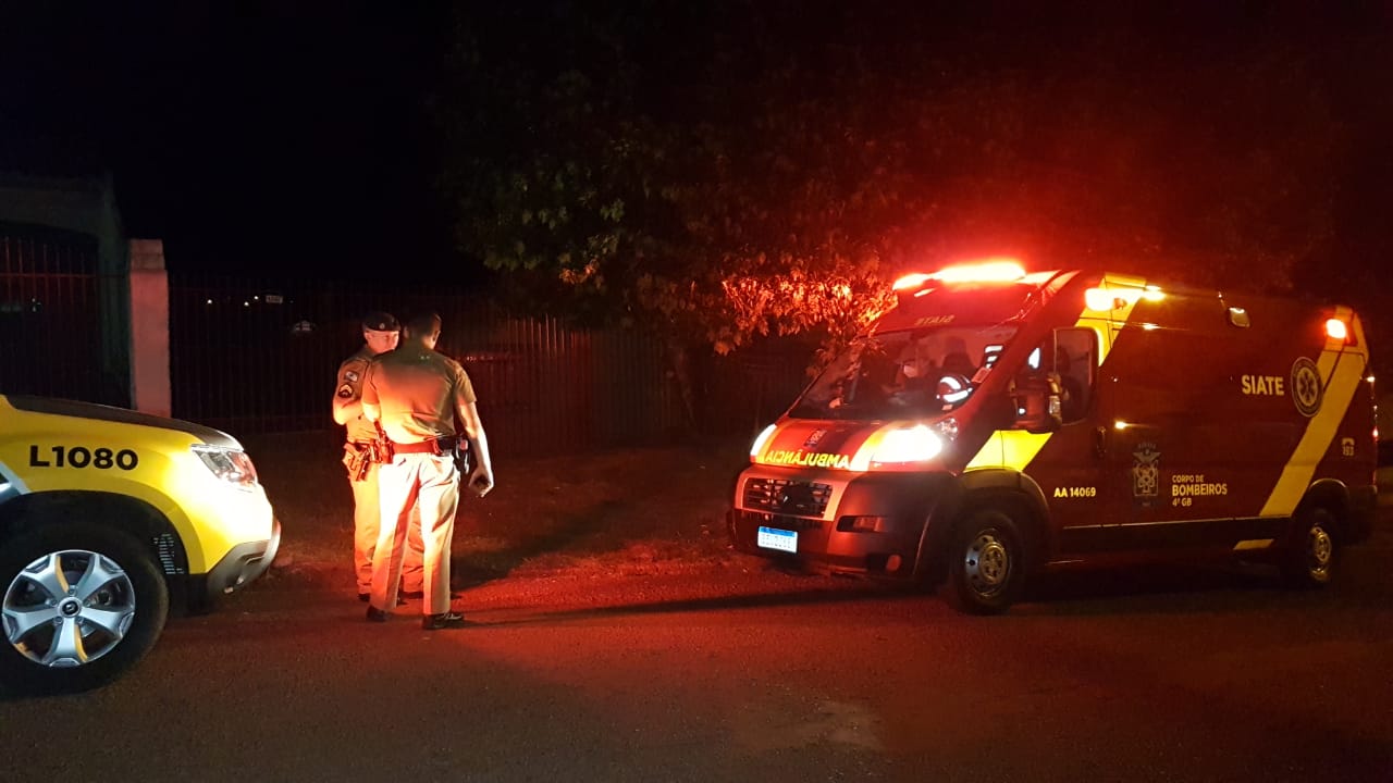 Após discussão em tabacaria, rapaz é baleado e esfaqueado no Bairro Alto Alegre