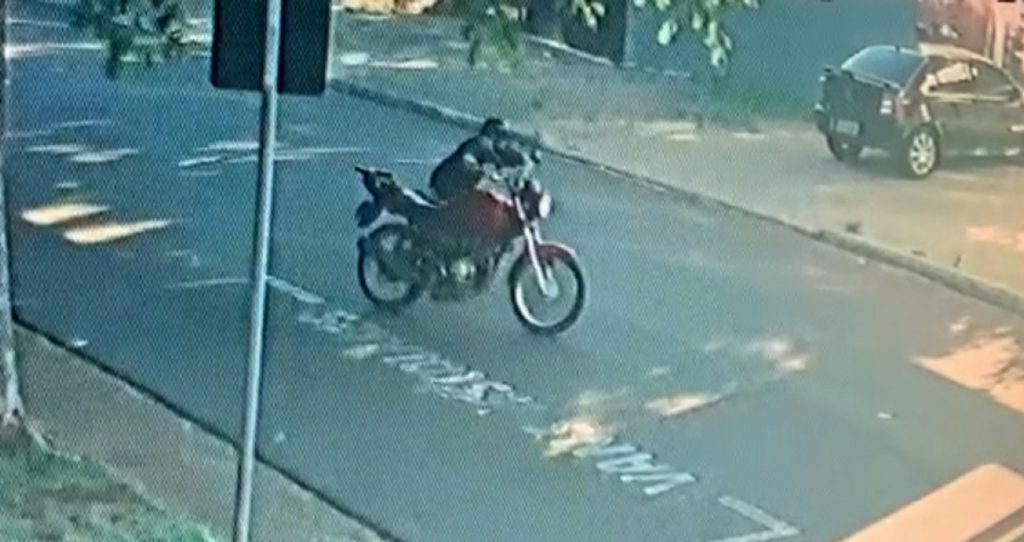 Imagem flagra homem furtando motocicleta no Bairro Alto Alegre