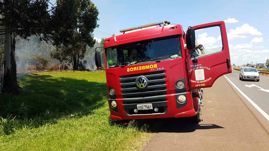 Bombeiros controlam incêndio ambiental às margens da BR-277, em Cascavel
