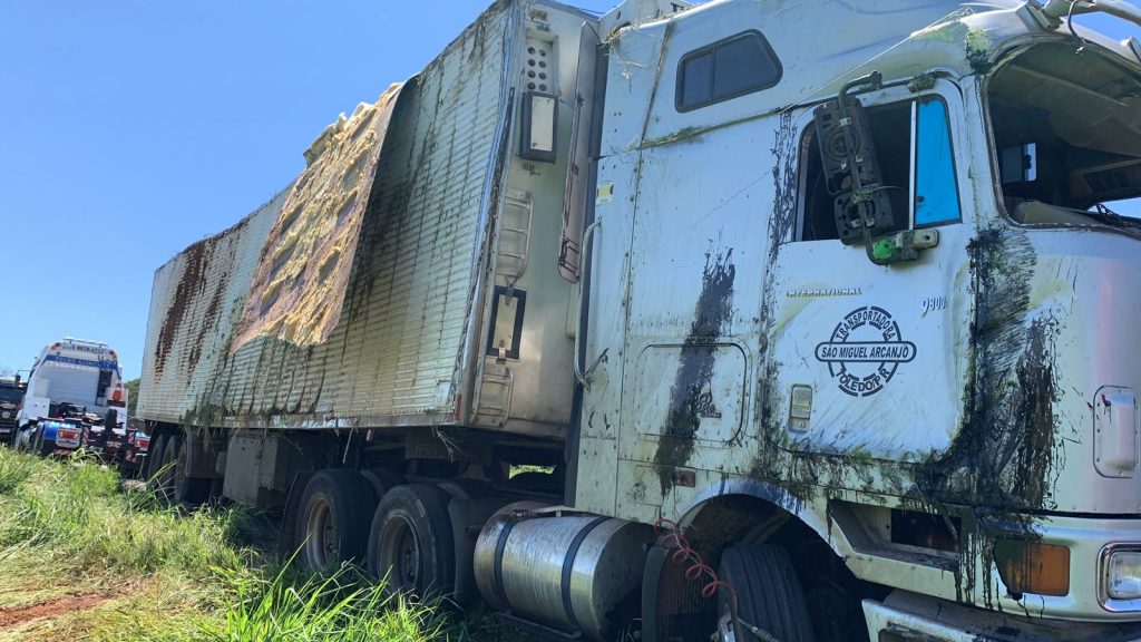Carreta tomba na BR-277; não houve feridos