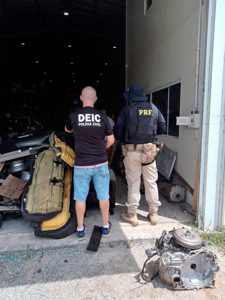 Operação conjunta estoura desmanche de veículos em Palhoça