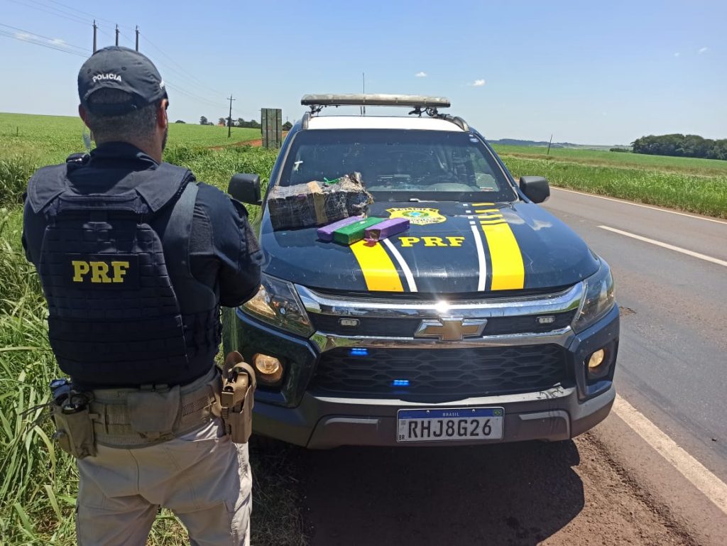 Traficantes são presos pela PRF após carro quebrar na rodovia Traficantes são presos pela PRF após carro quebrar na rodovia