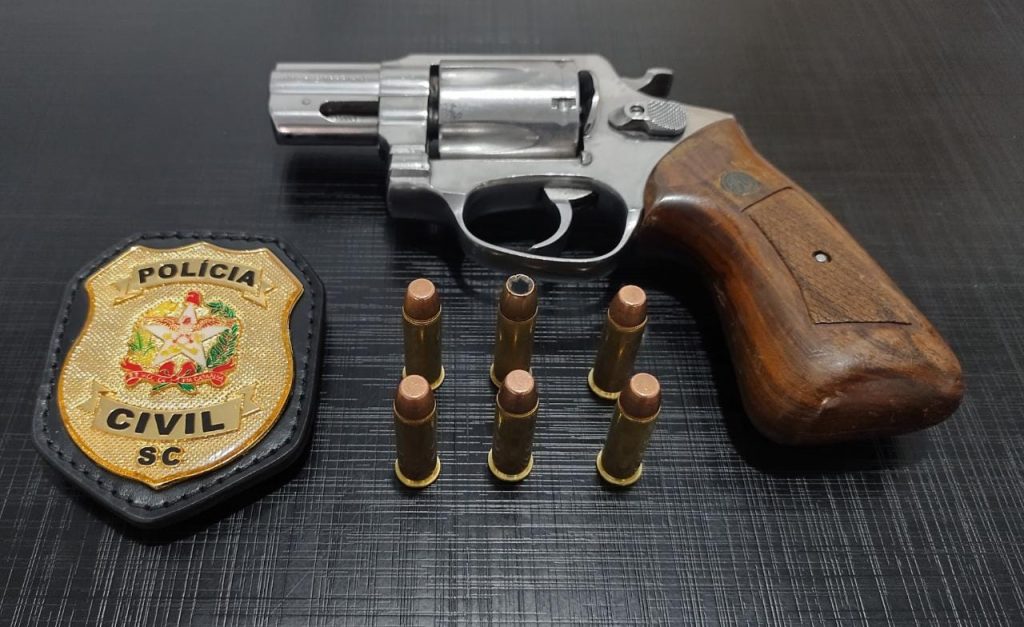 Investigação de violência doméstica gera prisão de homem por posse irregular de arma de fogo