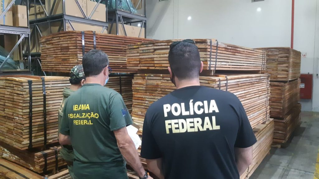 PF deflagra operação de fiscalização de carregamentos de madeira, no Porto de Manaus, com participação do Ibama e de policiais estrangeiros