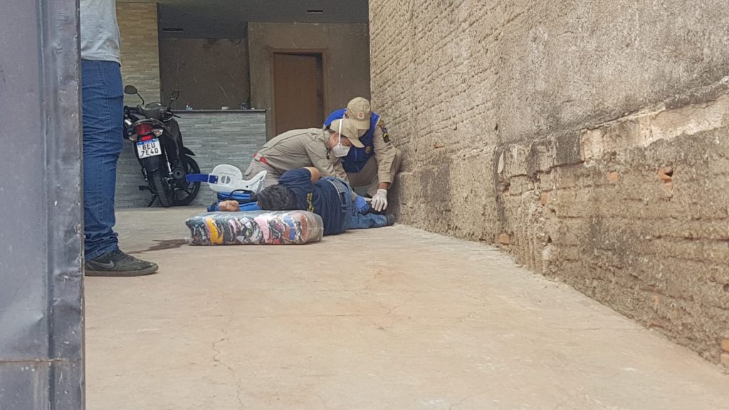 Homem cai de aproximadamente quatro metros e fica ferido