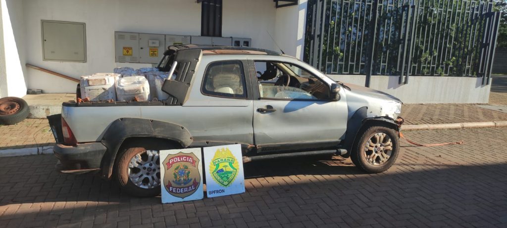 POLÍCIA FEDERAL e BPFRON apreendem um veículo carregado com aproximadamente 1.000 litros de agrotóxicos contrabandeados do Paraguai