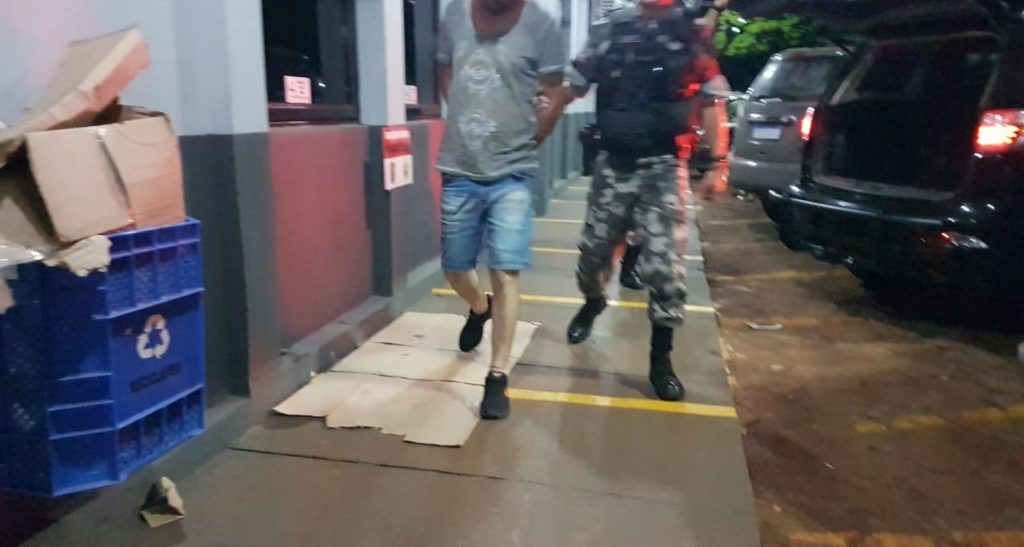 Homem com mandado em aberto por roubo é detido pelo Choque