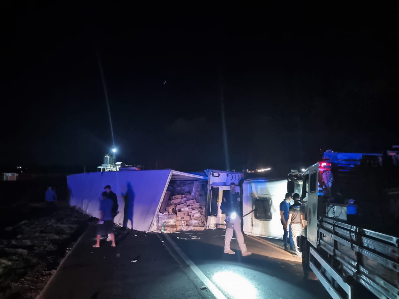 Liberado o trecho da rodovia BR-277 que estava interditado com caminhão tombado, em acidente com vítima fatal em Guaraniaçu