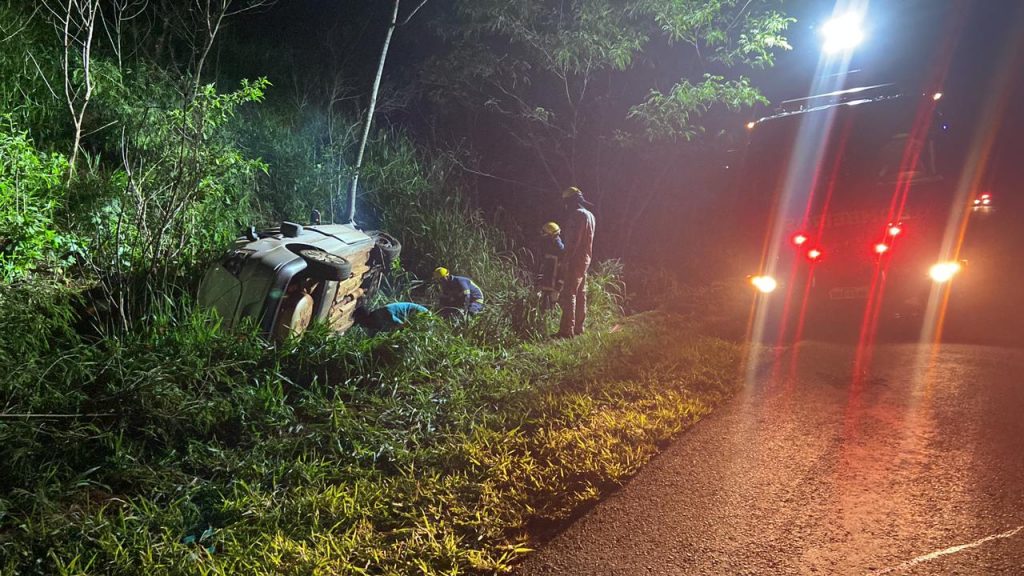 Carro sai de rodovia e atinge árvore em Francisco Alves