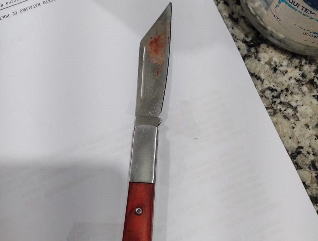 Briga de trânsito: Autor relatou para a PM que era “bem menor” que o outro envolvido, por isso utilizou da faca