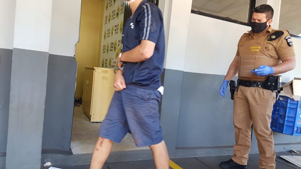 Rapaz de 18 anos é preso após quebrar porta de banheiro da Upa Tancredo