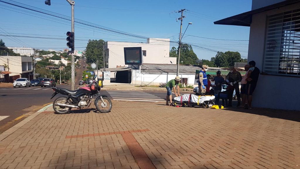 Mulher fica ferida após colisão de trânsito na Rua Europa cruzamento com a Rua Ipanema