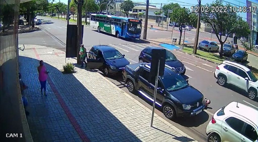 Câmera de segurança flagra momento em que homem é atropelado na Av. Brasil