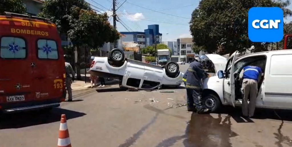 Caminhonete capota após colisão com Fiorino no Bairro São Cristóvão