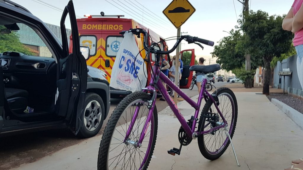 Ciclista fica ferida ao ser atropelada por carro que se evadiu do local, na Rua Rio da Paz