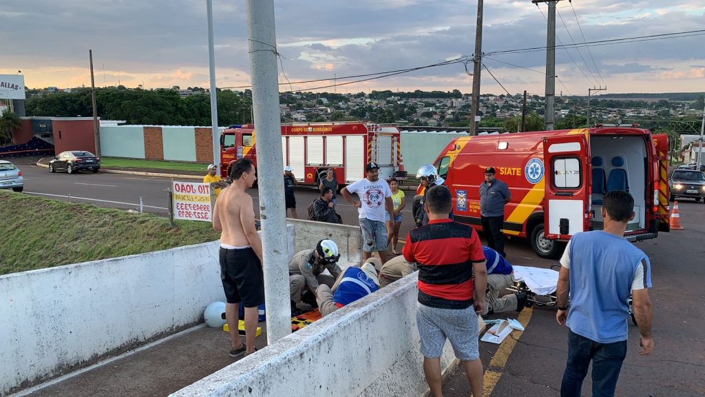 Grande aparato de socorro é mobilizado em atendimento à colisão na Rua Jacarezinho