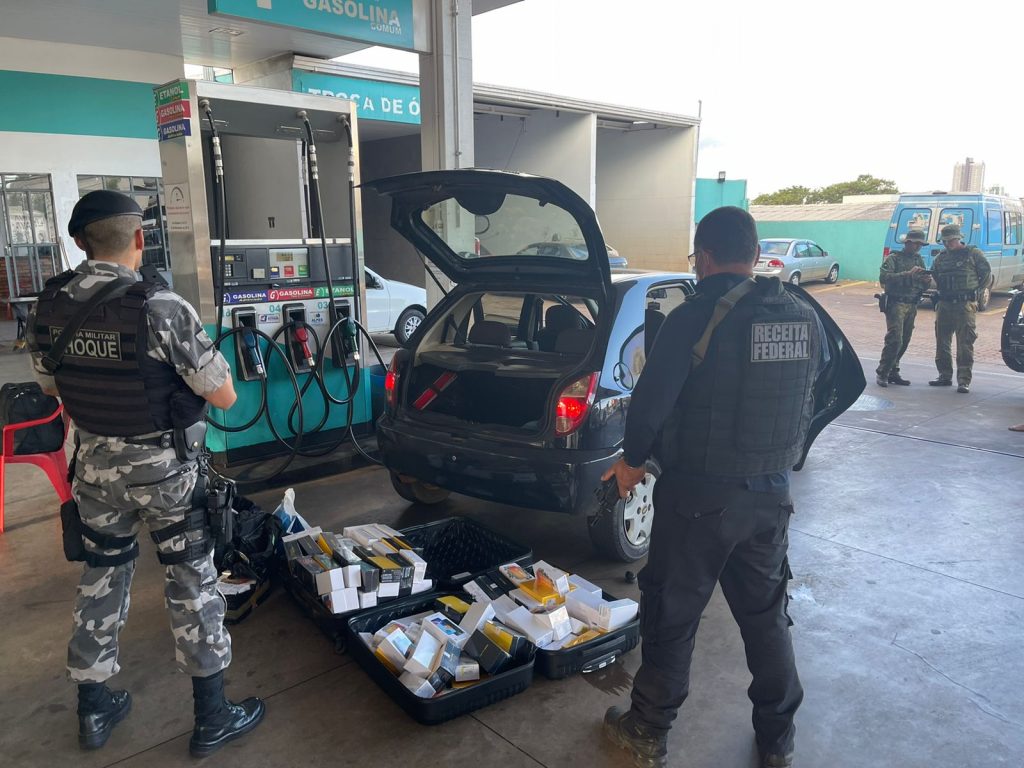 Choque e Receita Federal apreendem carro e cerca de 200 celulares